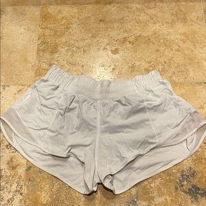 Lululemon Athletica white hotty LR 2.5 inch inseam white athletic shorts size 6